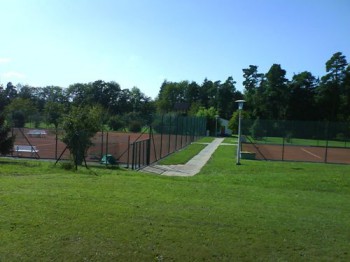 Weg zu den Tennisplätzen